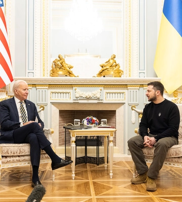 Зеленський про перемовини з Байденом: працюємо над постачанням далекобійної зброї
