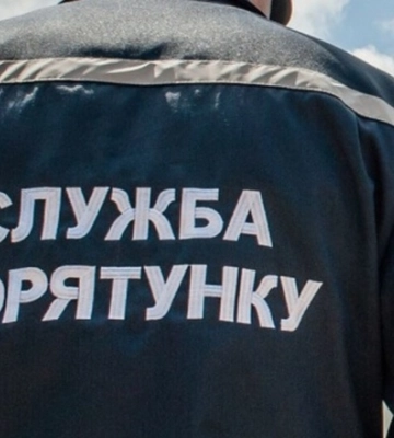 На Дніпропетровщині рятувальники витягли хлопчиків, які потрапили у шахту колектора (ВІДЕО)