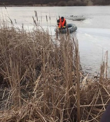 На Вінниччині рятувальники дістали із ставка тіло необачного рибалки (ФОТО)