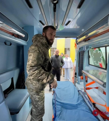 Одесская мэрия передала военным медикам городские машины скорой помощи