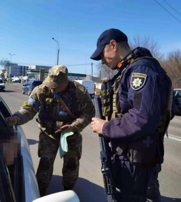 Бурштин, зброю, алкоголь та цигарки без акцизу. Які порушення фіксували поліцейські на блокпостах Рівненщини