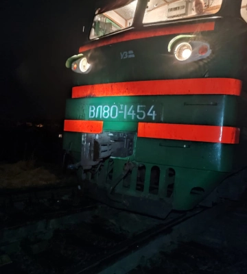 У Львові на залізничному переїзді вантажний потяг травмував жінку