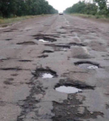 На ремонт доріг з Острога на Бугрин та Кременець облавтодор не має коштів