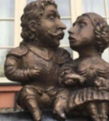 Неймовірне Закарпаття: в центрі Ужгорода встановили скульптурку закоханій парі