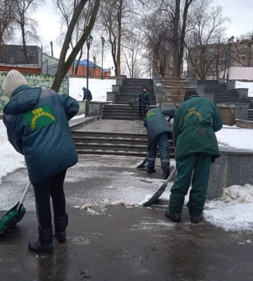 Понад дві тисячі комунальників прибирають сніг у Харкові