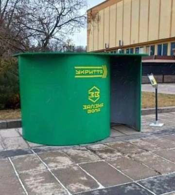 Захищає від уламків: у центрі Рівного встановили укриття «Равлик»