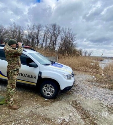 В Днепре мужчина плавал на льдине посреди реки (видео)