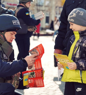 На Херсонщині рятувальники інформують щодо мінної безпеки