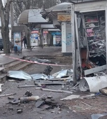 В Херсоне &quot;прилетело&quot; в остановку, детсад и жилые дома: кадры первых минут и данные о погибших