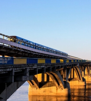 У КП &quot;Київський метрополітен&quot; пояснили, чому під час тривоги працює електричка, а рух метро обмежують