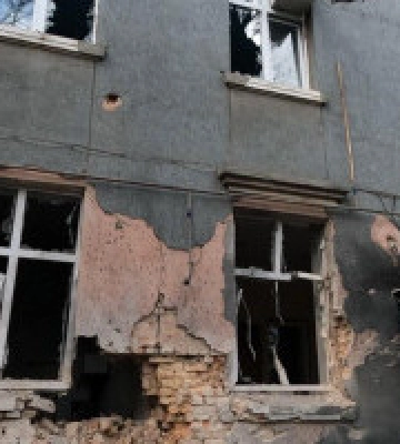 Терористи рф обстріляли Херсон під час промови путіна про “благородні” цілі рф, відомо про 5 загиблих (фото, відео)