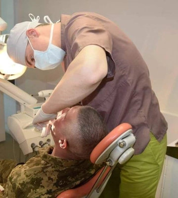 Захисникам з Рівненщини протезуватимуть зуби за бюджетні гроші. Де це робитимуть та які документи потрібні
