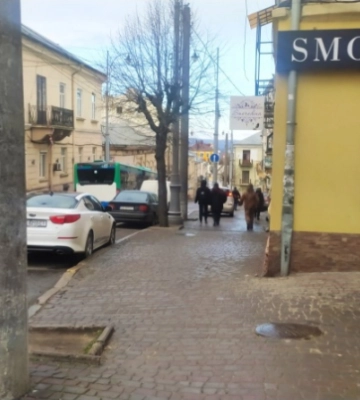 У Чернівцях на Шолом-Алейхема водій зробив ДТП та покинув авто посеред дороги