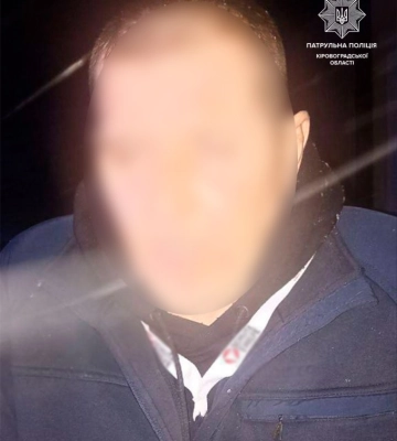 Кропивницькі патрульні зупинили автомобіль, водій якого перебував у розшуку