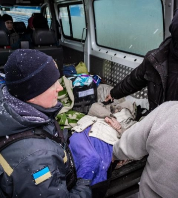 Рятувальники продовжують допомагати громадянам на Донеччині під час евакуації