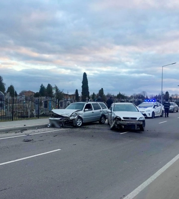 На Волині «опель» в’їхав у «фольксваген», який зіткнувся з бордюром