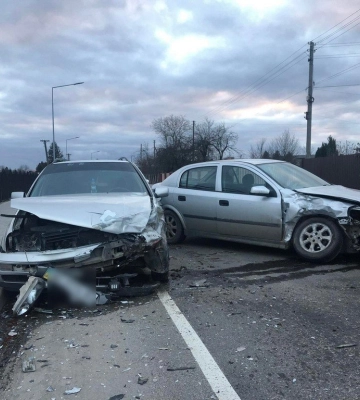 На Волині Volkswagen влетів у Opel, який зіткнувся із бордюром