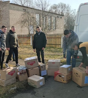 Коробки з їжею та окопними свічками: із села на Волині щотижня відправляють допомогу бійцям на схід
