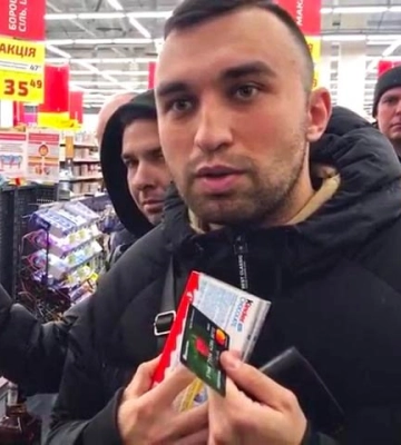 СБУ провели обшук у скандального полтавського блогера Дениса Корнєєва: йому загрожує арешт