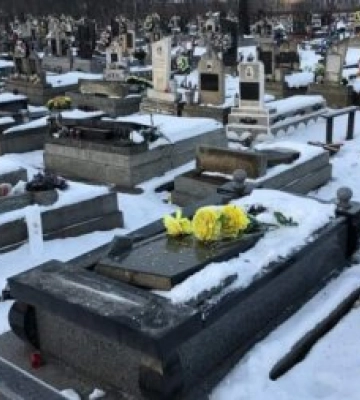 На Закарпатті підлітки поглумилися над пам’ятниками на цвинтарі (ФОТО)