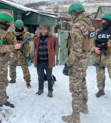 Затримано зрадника, який допомагав окупантам вивозити награбоване майно до Луганська і віддав свій будинок під казарму, - СБУ. ФОТО
