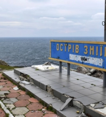 Ночью войска РФ сбросили четыре авиабомбы на остров Змеиный – власти