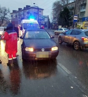 У центрі Рівного необачний підліток потрапив під легковий автомобіль (ФОТО)