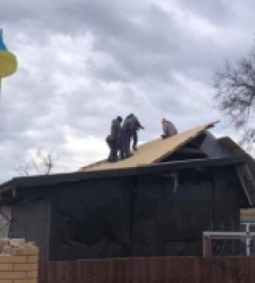 В знищену російськими окупантами Олександрівку, що на Херсонщині прибули 90 волонтерів-будівельників з Рівненщини