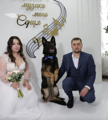 У Сумах пара кінологів прийшла на весільну церемонію разом із собакою-розшуковцем