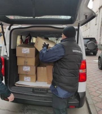 Молоді запорізькі волонтери привезли допомогу у військовий госпіталь
