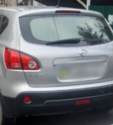 У Рівному оштрафували жінку, яка припаркувала автівку під сміттєвим баком