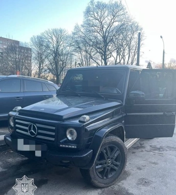 У Львові 15-річного хлопця зупинили за кермом Mercedes-Benz G500
