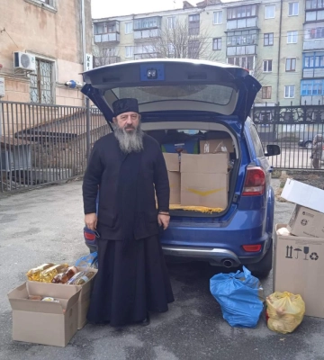 Священник Житомирской епархии УПЦ передал воинам ВСУ и нуждающимся гумпомощь