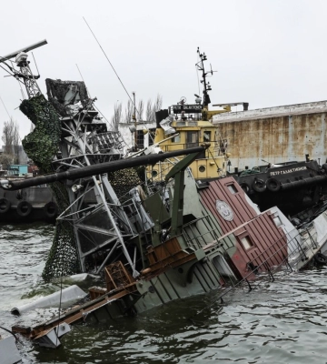 &quot;Бавовна&quot; в Мариуполе: морпорт попал под обстрел, оккупанты подняли авиацию (видео)