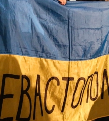 Активисты движения «Желтая лента» снова развесили проукраинские листовки в Севастополе
