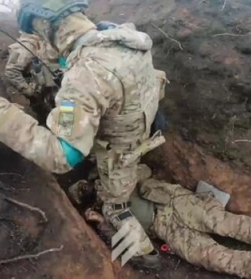 Бійці захопили позиції окупантів поблизу Бахмуту: &quot;А оцей по мені гранату кидав&quot;. ВIДЕО
