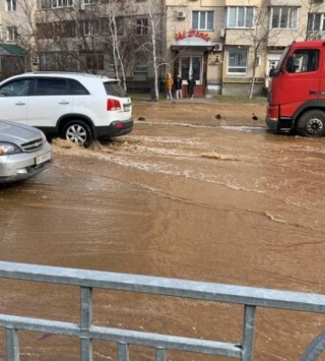Лютый потоп в Киеве: вода хлещет, как в горной реке, все кругом занесло илом. Видео