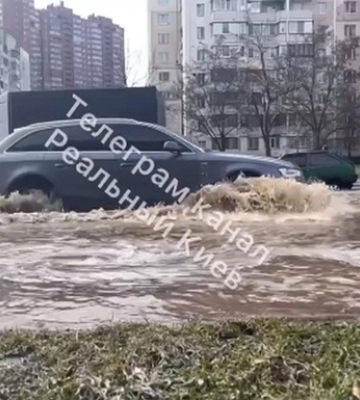 У Києві на вулиці Ахматової прорвало трубу. Рух транспорту перекрито