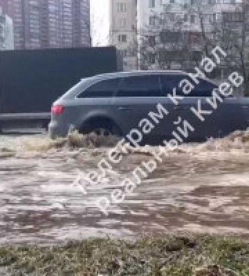 У Дарницькому районі Києва через аварію затопило одразу кілька вулиць, рух по вулиці Ахматовой перекрито (відео)