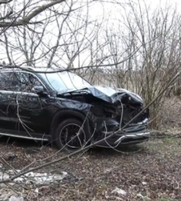 У Луцьку на березі ставка знайшли розбитий елітний автомобіль (відео)