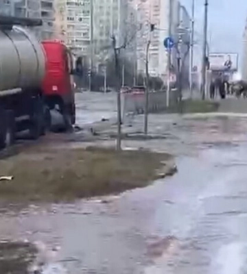 У Києві затопило вулицю. Автомобілі стоять у воді (відео)