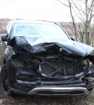 У Луцьку на березі ставка знайшли розбитий елітний автомобіль (відео)