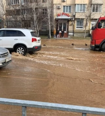 В Киеве на Позняках из-за аварии затопило несколько улиц: что известно