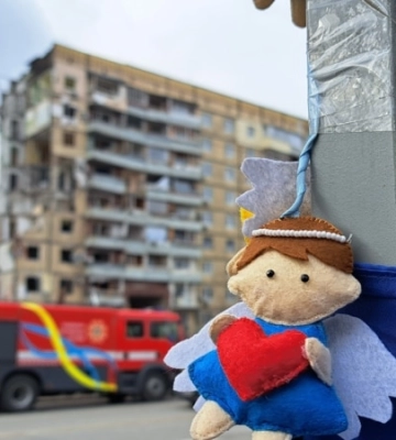 40 днів: на місці ракетного удару по багатоповерхівці у Дніпрі вшанували пам’ять загиблих 