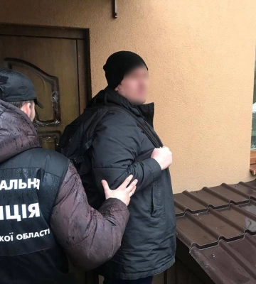 Поліцейські Рахова вилучили у фігуранта пакунок з марихуаною та печиво з вмістом наркотиків
