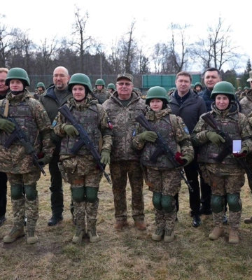 Офіцерів-випускників академії у Львові вітали Президент - дистанційно - і Прем&#039;єр - особисто