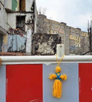 40 днів: на місці ракетного удару по багатоповерхівці у Дніпрі вшанували пам’ять загиблих 