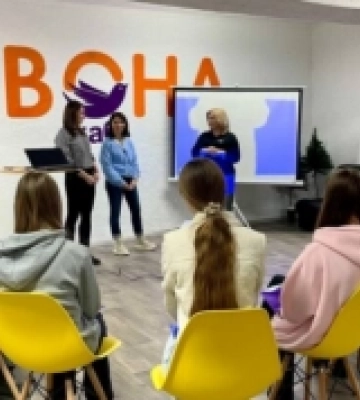Учениці луцьких ліцеїв взяли участь у тренінгу в хабі «ВОНА»