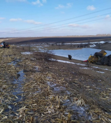 На Сумщині на полі перекинувся комбайн