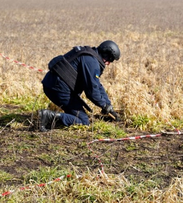 Поступово піротехніки ДСНС повертають безпеку на звільнені території Миколаївщини